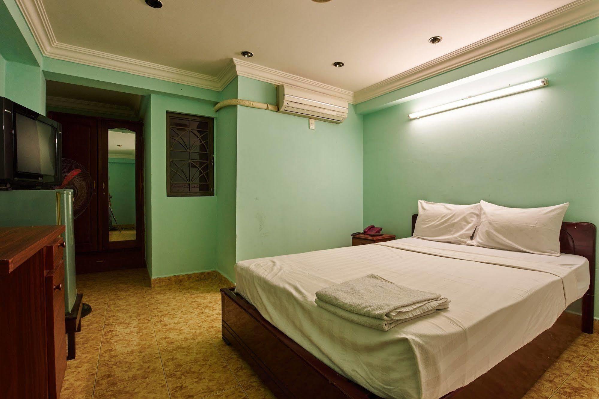 Ha Vy Hotel Хошимин Екстериор снимка