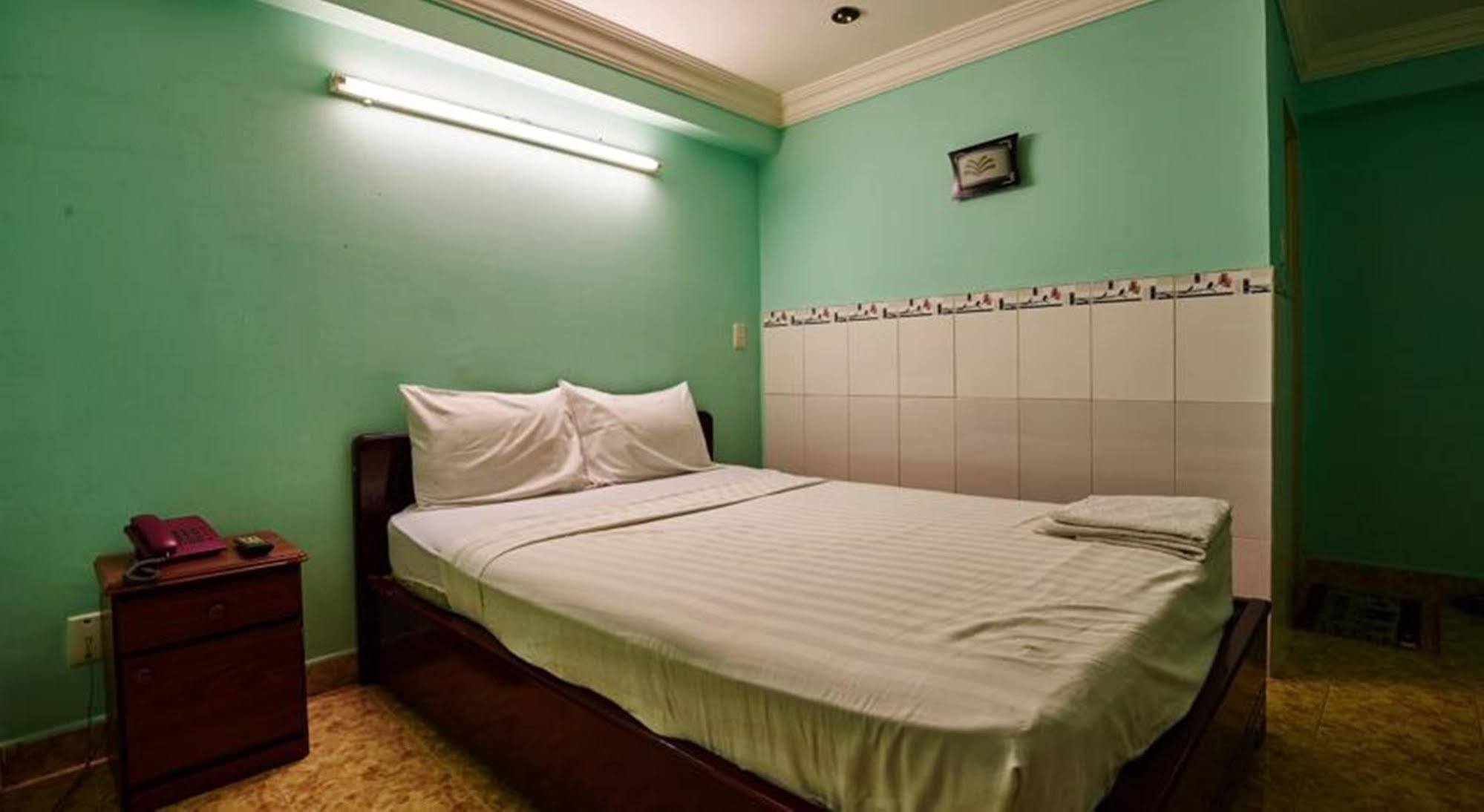 Ha Vy Hotel Хошимин Екстериор снимка